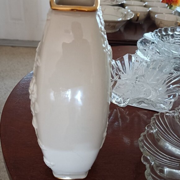 New In Box Vintage 1970s Lenox Fine Porcelain Vase. Embossed With Gold Rim - Picture 8 of 9